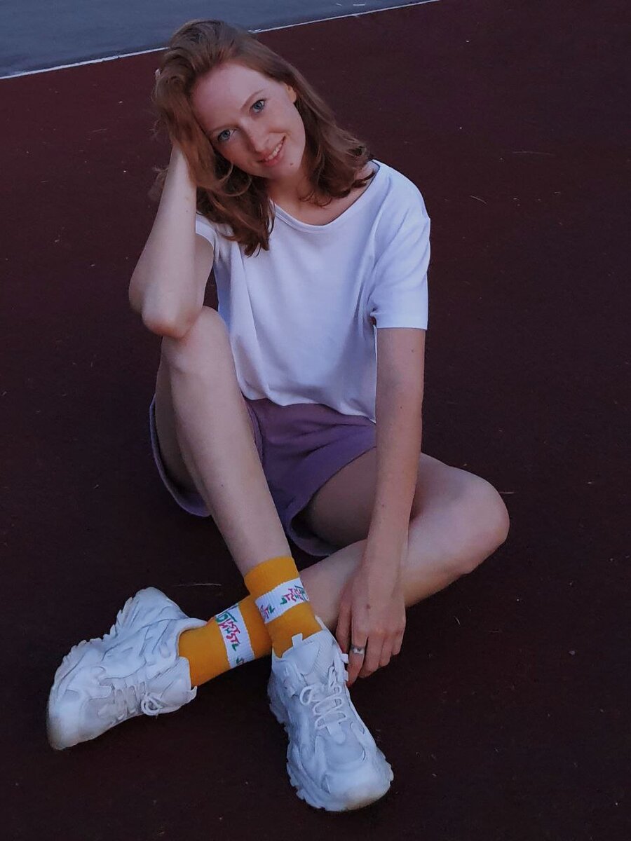 Отправилась в свои архивы, чтобы найти какую-то школьную иллюстрацию к статье...а школьных фото-то у меня что-то и нет! Надо будет исправить и сделать еще какую-нибудь "школьную" статью. Но мне кажется у этой фотки тоже есть такой high school vibe)) и как будто бы легкое разочарование на лице от того, что люди продолжают переводить ученик как pupil