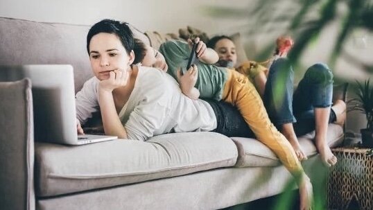 Дети играют, пока мама работает