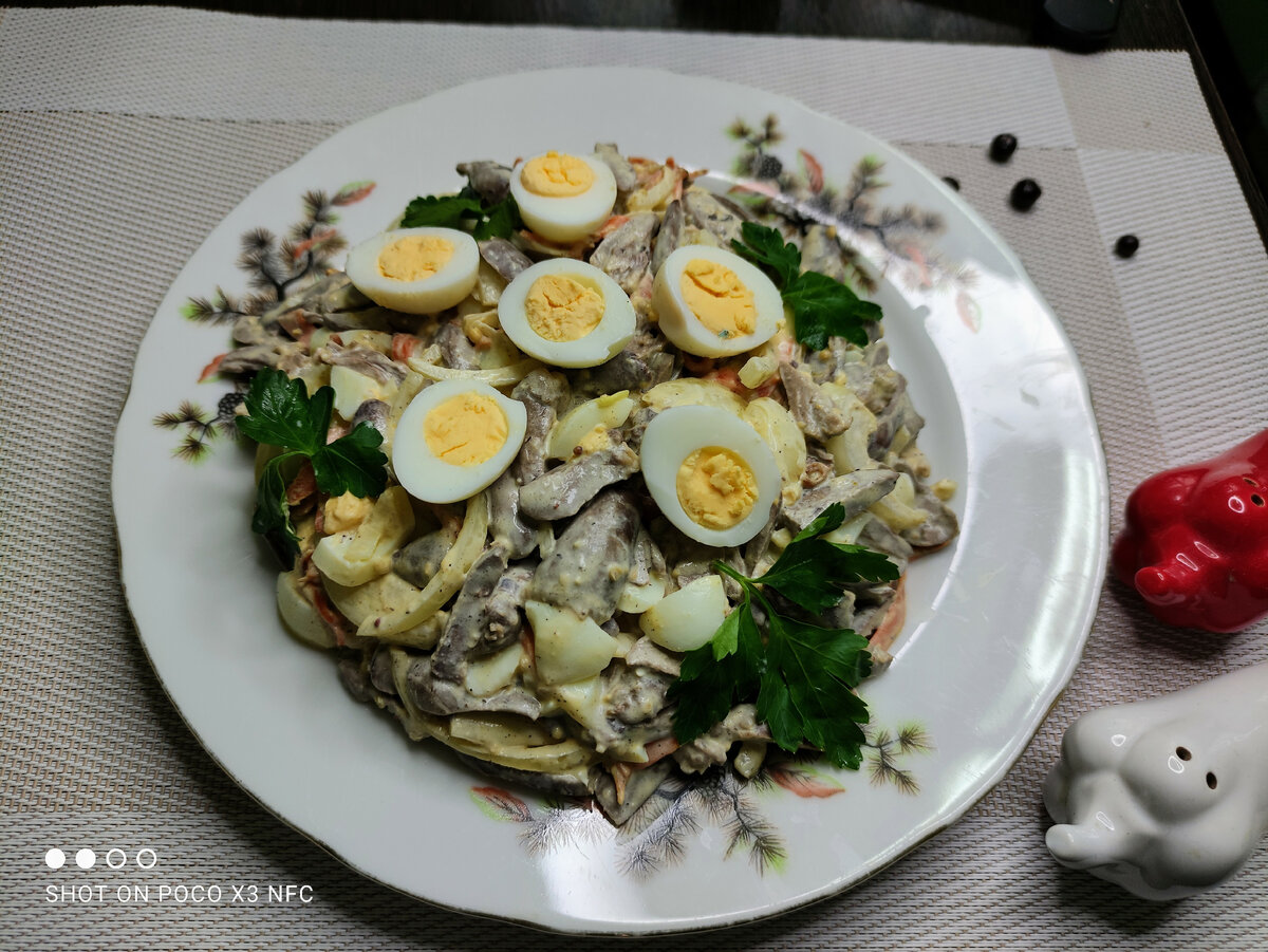 Салат с куриными сердечками и яичными блинчиками