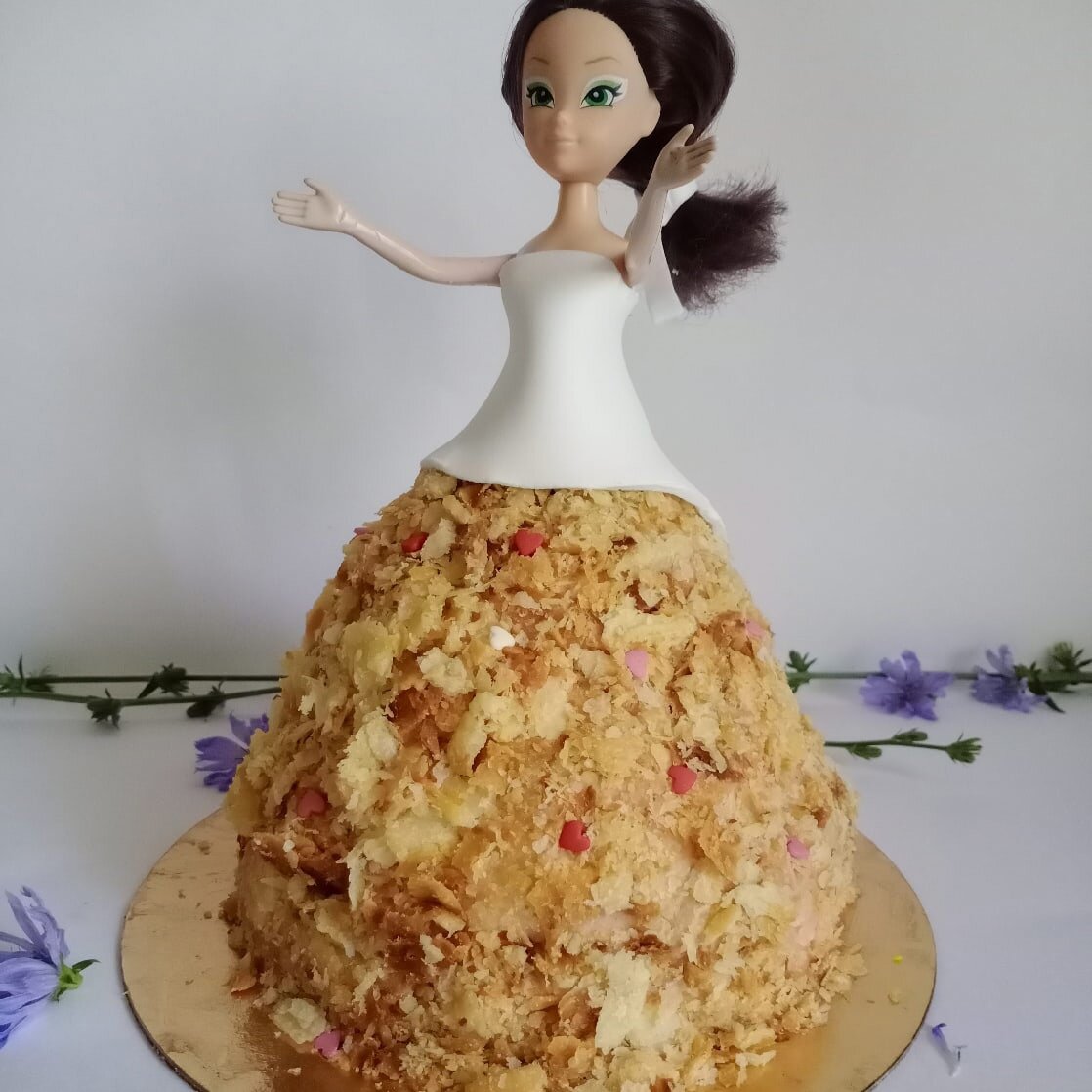 Любая девочка обрадуется кукле в роскошном платье. Особенно если всю эту красоту можно съесть, а кукла останется на память о празднике.