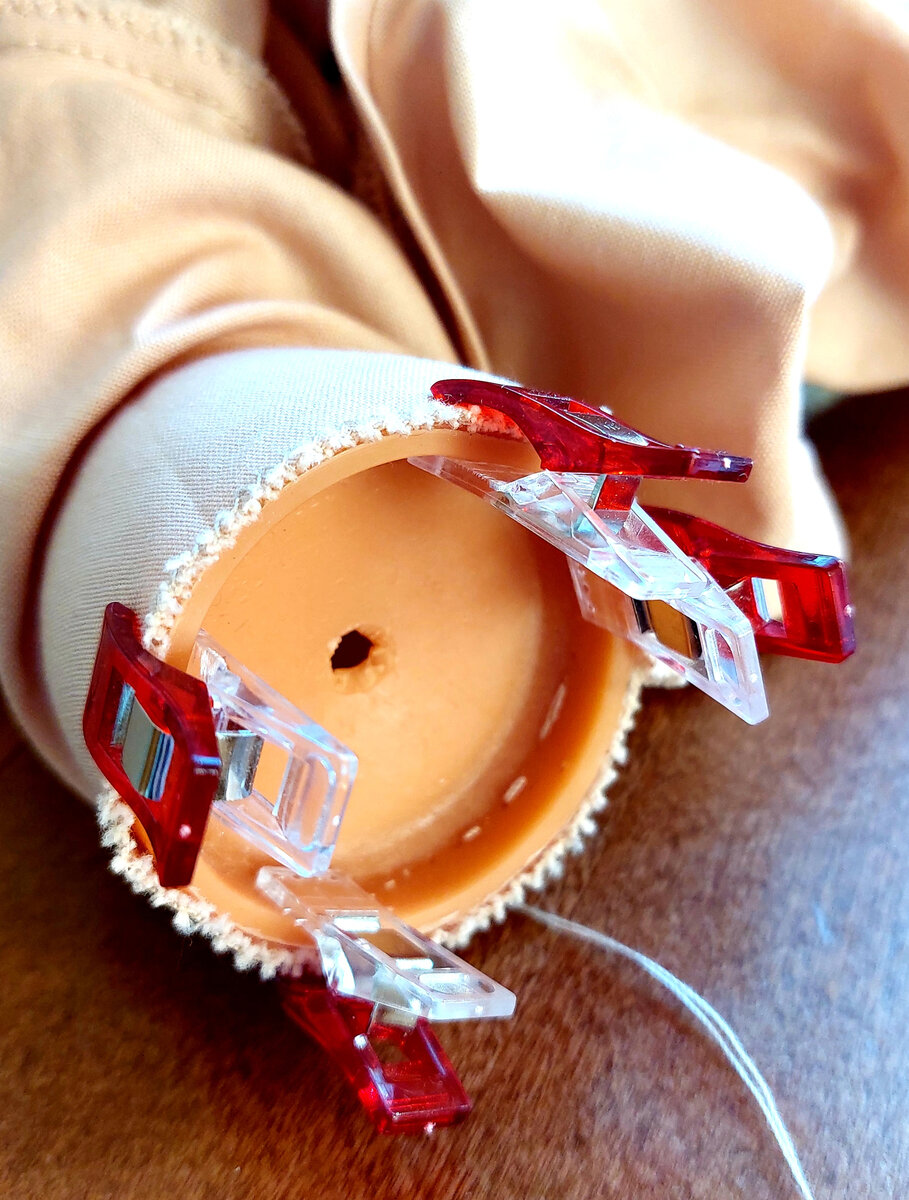 Прищепки на кукле