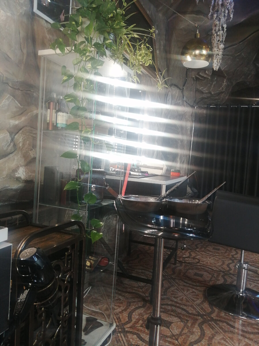 Салон красоты Виктория Диденко. Вот так выглядит рабочее место парикмахера и клиента;)