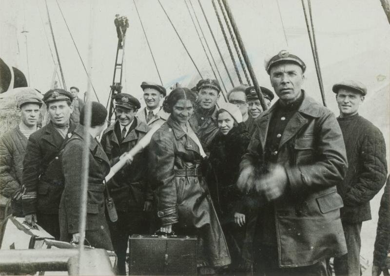 Смена зимовщиков на о. Врангеля. Борт ледокола «Красин», август 1934 г. Из фондов Московского музея фотографии. 
