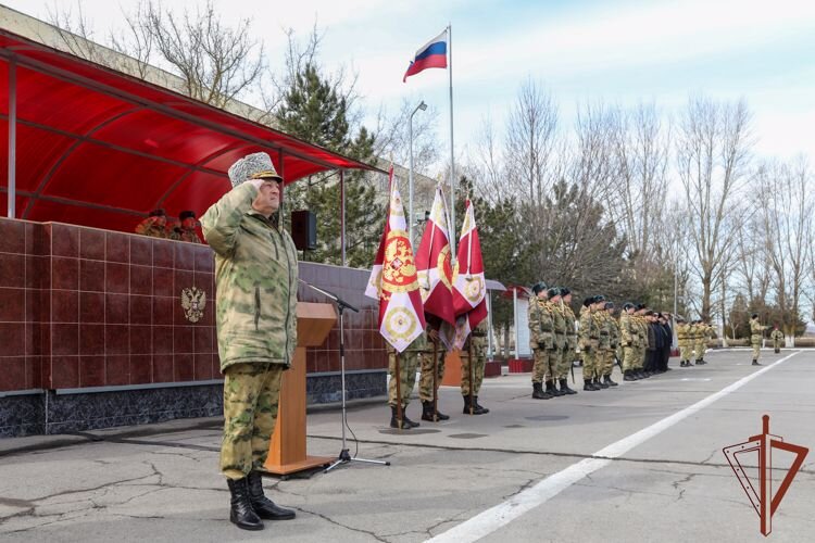 Командующий Южным округом Росгвардии генерал-полковник Игорь Турченюк в торжественной обстановке на строевом плацу отдельной бригады оперативного назначения в поселке Казачьи Лагери (Ростовская область) вручил командирам трех воинских частей Боевые знамена. 
В церемонии приняли участие командир бригады генерал-майор Михаил Калупин, Герой Российской Федерации генерал-полковник в отставке Михаил Лабунец, заместитель главы администрации Октябрьского района Ростовской области Сергей Федосеев, а также военнослужащие и ветераны соединения.