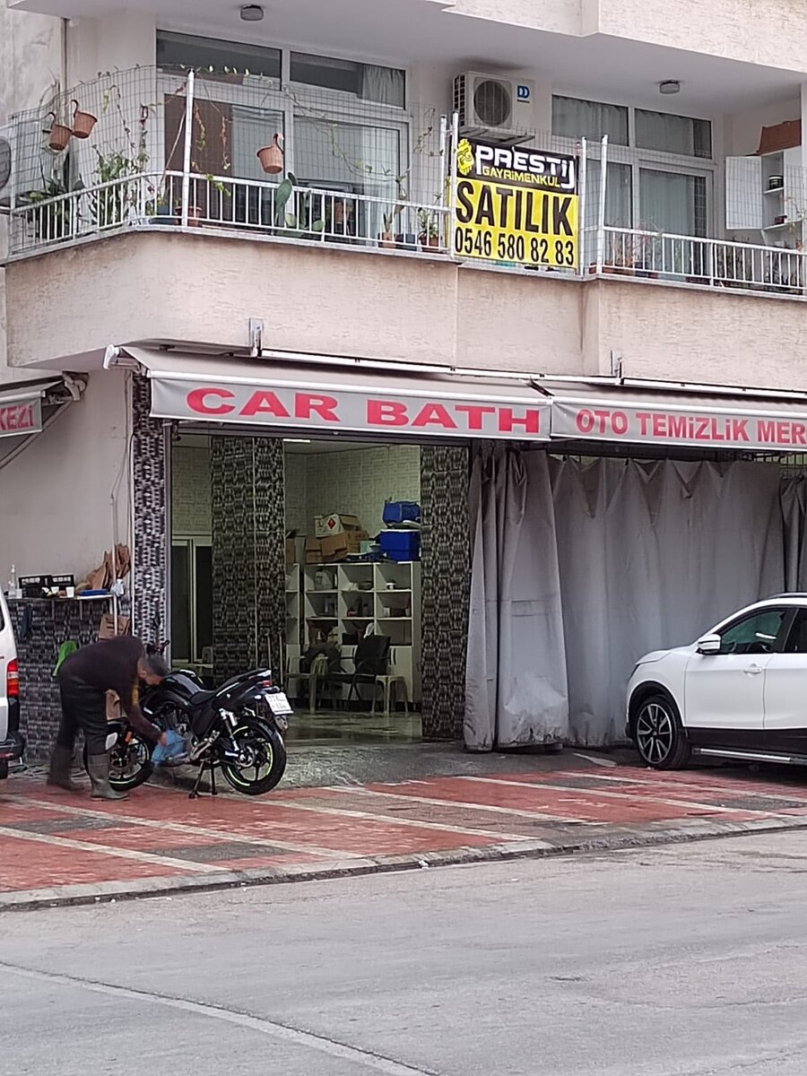 Вот так выглядят мойки. Есть на каждой улочке. Мотоциклы тоже моют.