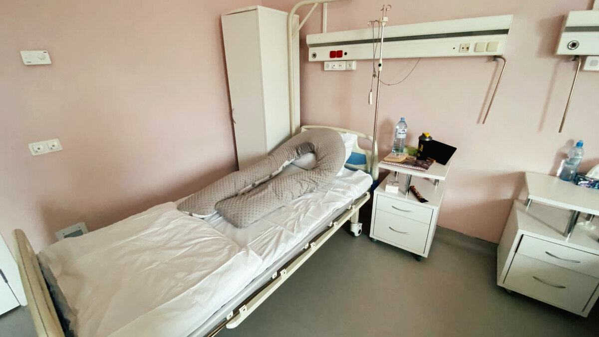 Это моя кровать и любимая подушка "колбаса" для беременных. 