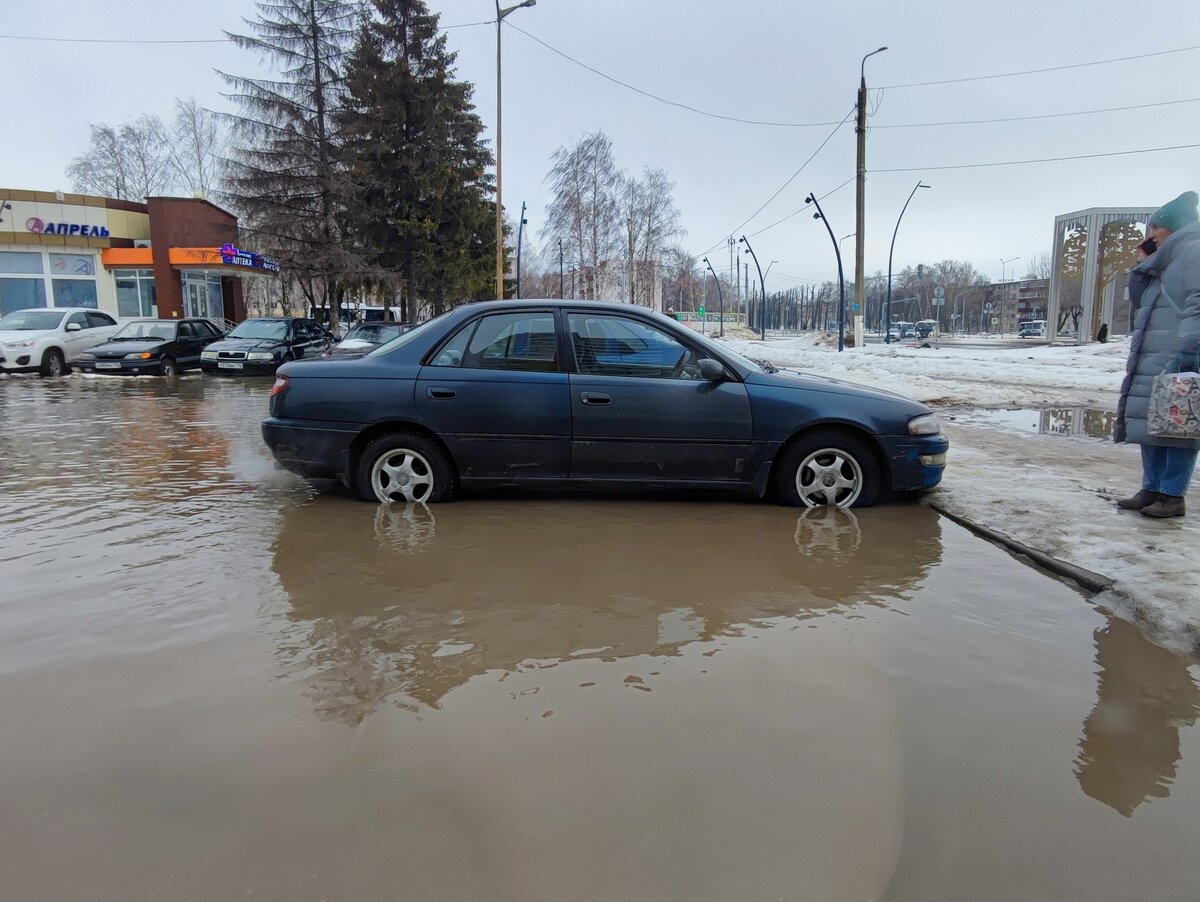 Нижнекамск поплыл: горожане делятся в соцсетях снимками затопленных улиц |  Новости Татарстана | Дзен