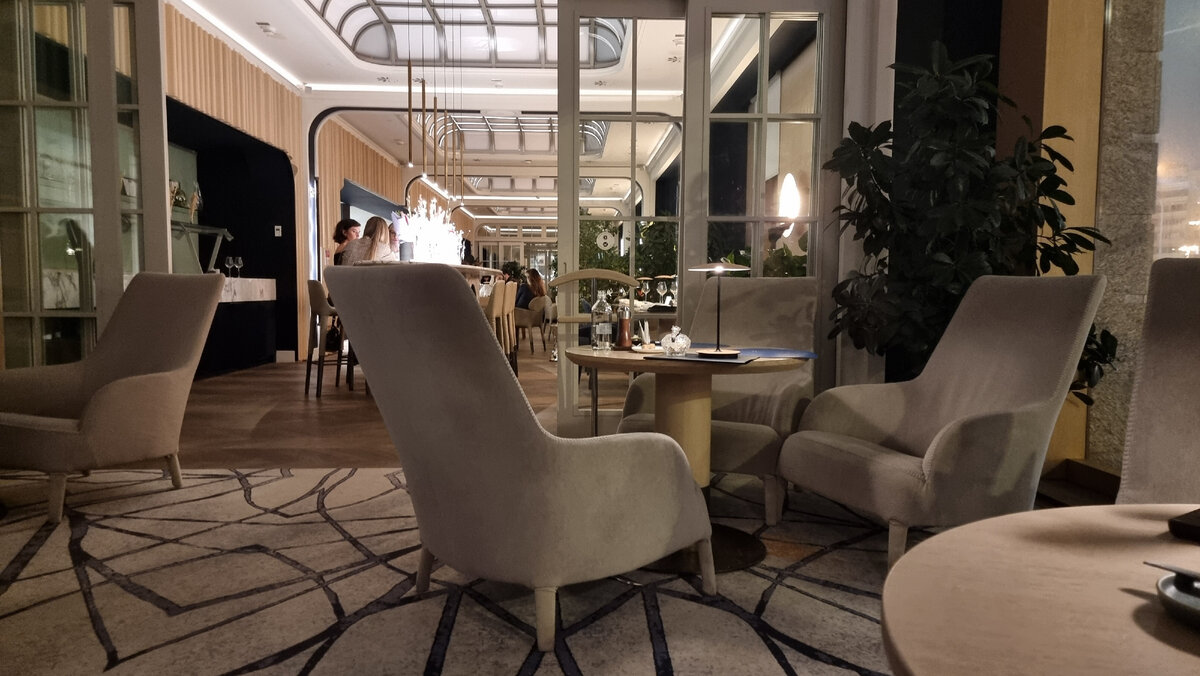 В центре - стол, за которым сидела пара, пришедшая с нами в одно время. Справа- кусочек нашего стола