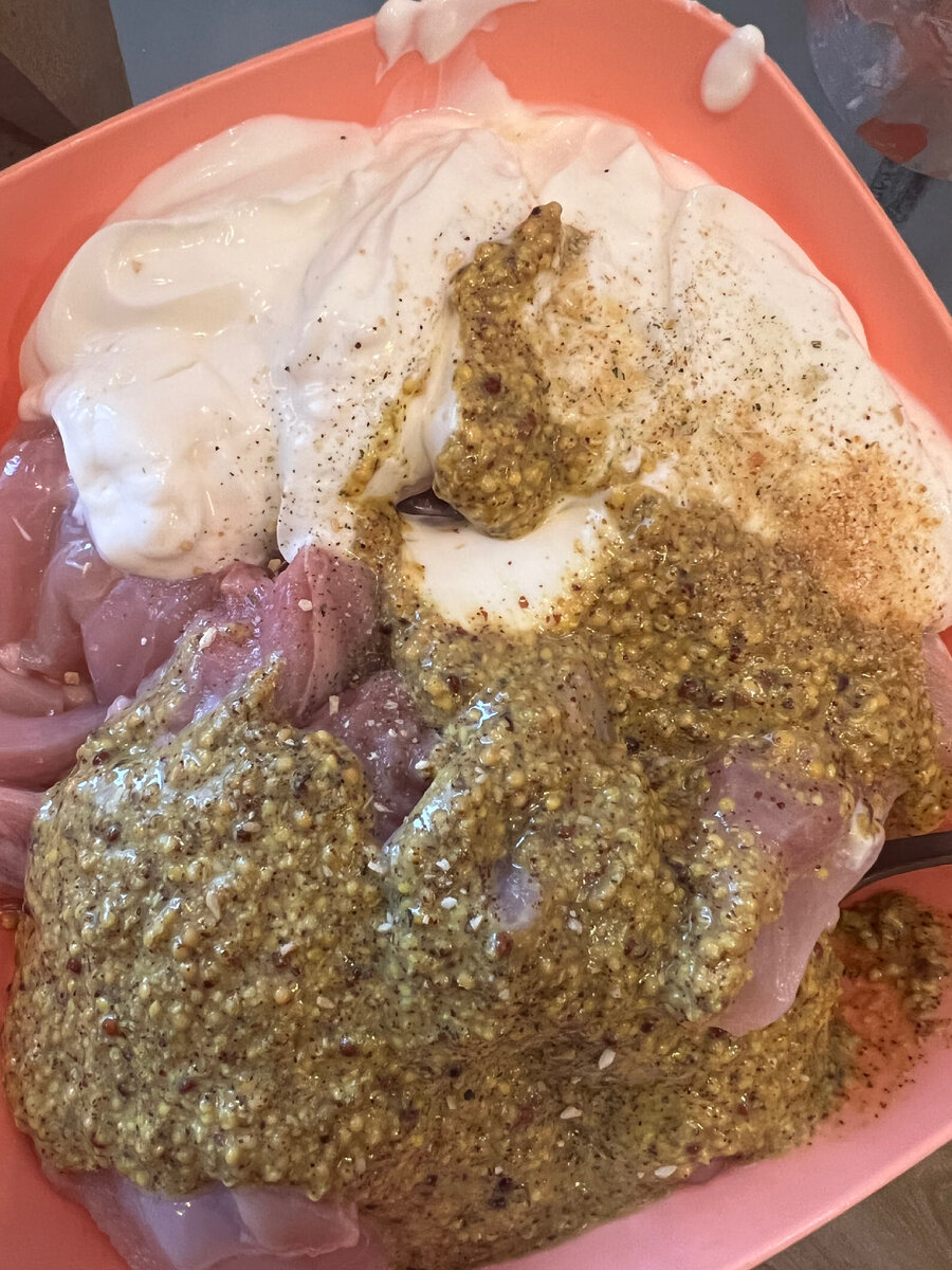 2. Далее выкладываем горчицу, йогурт, лимонный сок и специи 