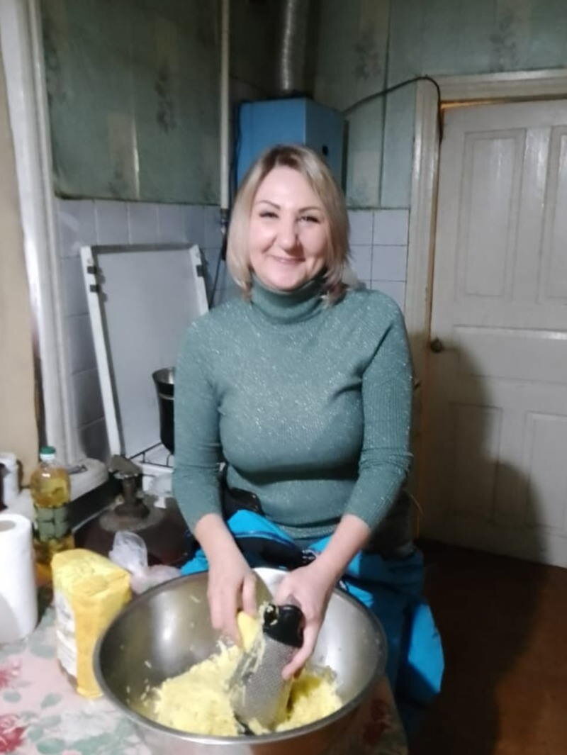 Светлана готовит драники для солдат-сахалинцев