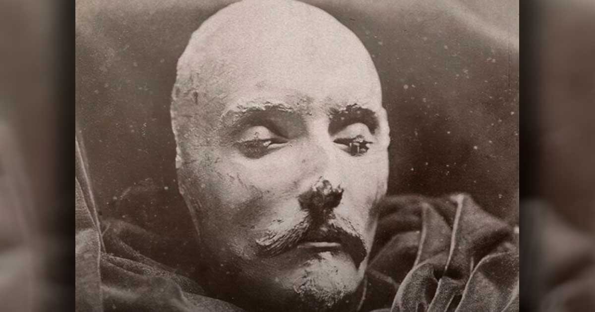 Посмертная маска Уильяма Шекспира, 1616 год нашей эры (общественное достояние). Шекспир, влиятельная фигура елизаветинской Англии, известен своими пьесами и сонетами и считается самым известным англоязычным писателем. Шекспир умер 23 апреля 1616 года в возрасте 52 лет. Он умер в течение месяца после подписания своего завещания, документа, который он начинает с описания себя как находящегося в «отличном здоровье». Ни один из сохранившихся современных источников не объясняет, как и почему он умер.

