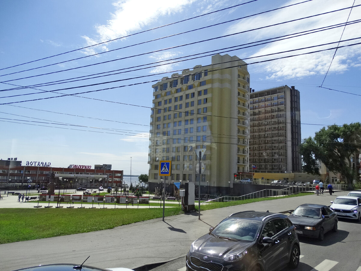 Вид на площадь из окна автобуса