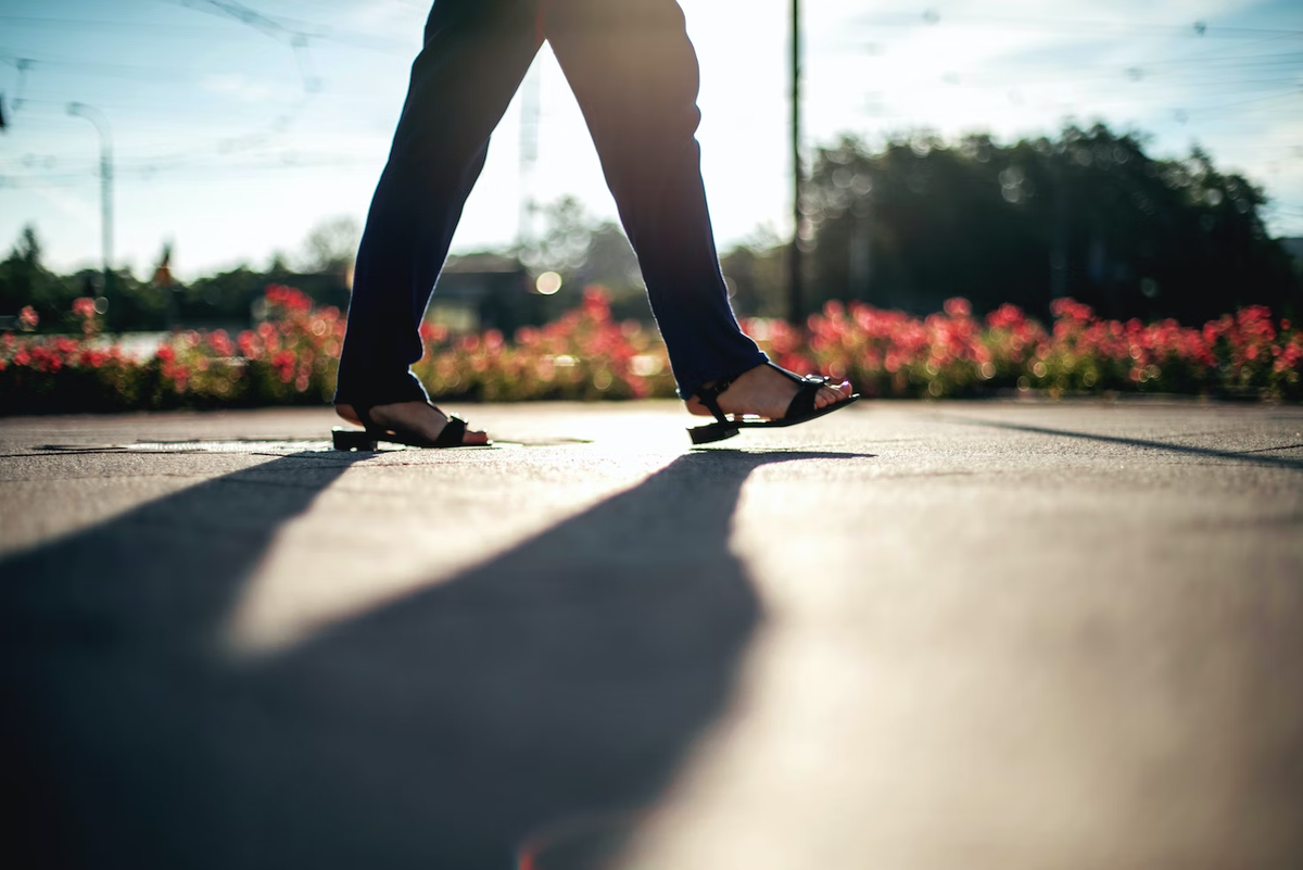 Начать искать. Walk barefoot Unsplash. Wallpaper 1:1 Black walk person. Walking on structures.