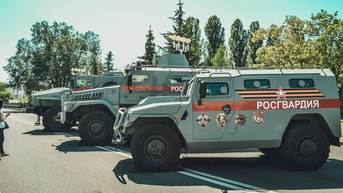 Около двухсот автомобилей