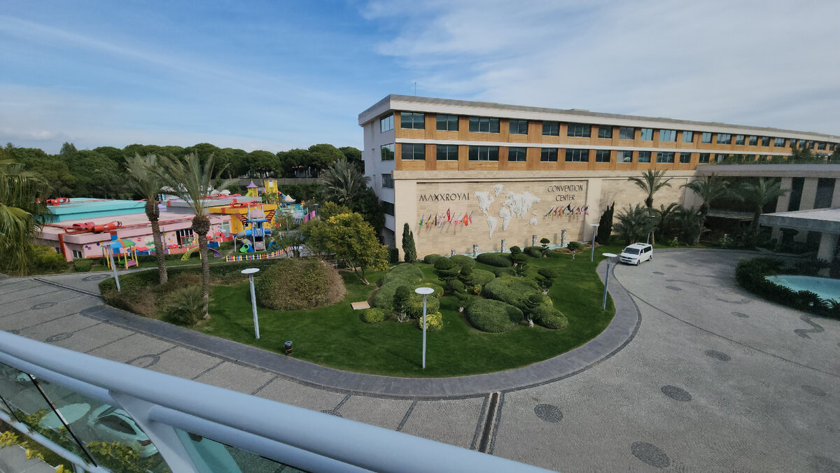 Вот он, слева от второго корпуса Макс Роял. Этот центр для всех возрастов. Плюс кинотеатр, свой ресторан и 4 открытые площадки. 