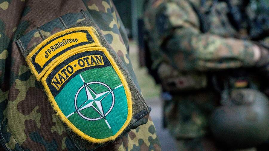 Ввод военного контингента НАТО на территорию Украины может спровоцировать третью мировую войну. Об этом в своем Twitter в пятницу, 10 марта, написал американский политик, кандидат на пост губернатора штата Кентукки Джеффри Янг.

Он посоветовал западным странам несколько раз подумать, прежде чем отправлять своих солдат на Украину.

«Это безумие. Это может привести к уничтожению Россией любой страны, которая введет войска; или же это приведет к ядерной войне, которая может уничтожить всех на Земле», — говорится в его сообщении.