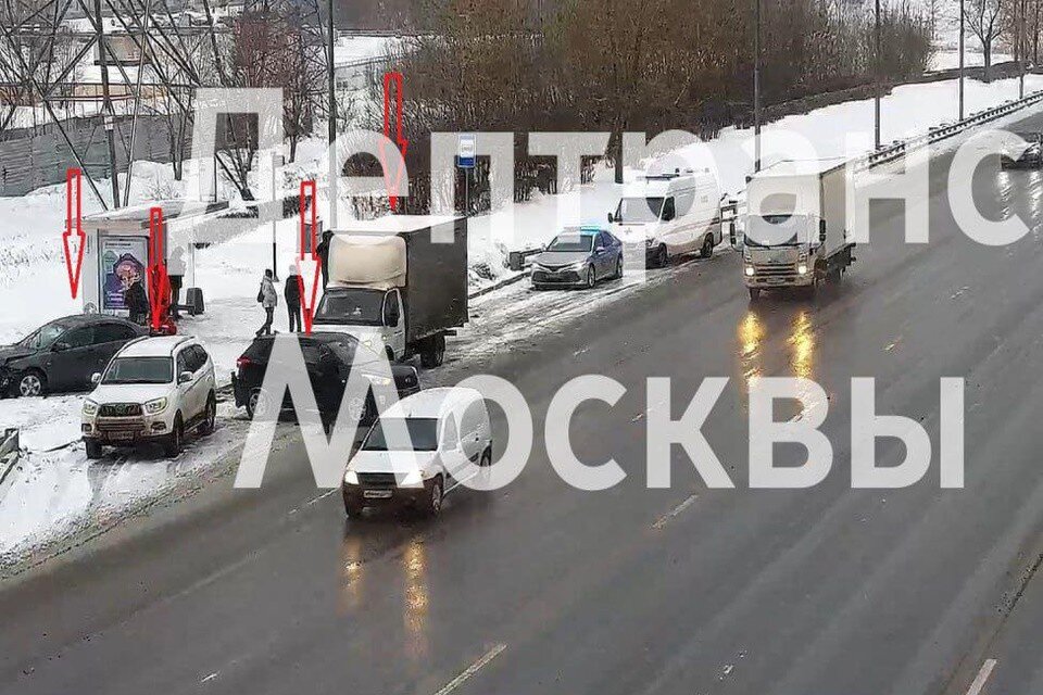     На месте работают оперативные службы города  Департамент транспорта Москвы