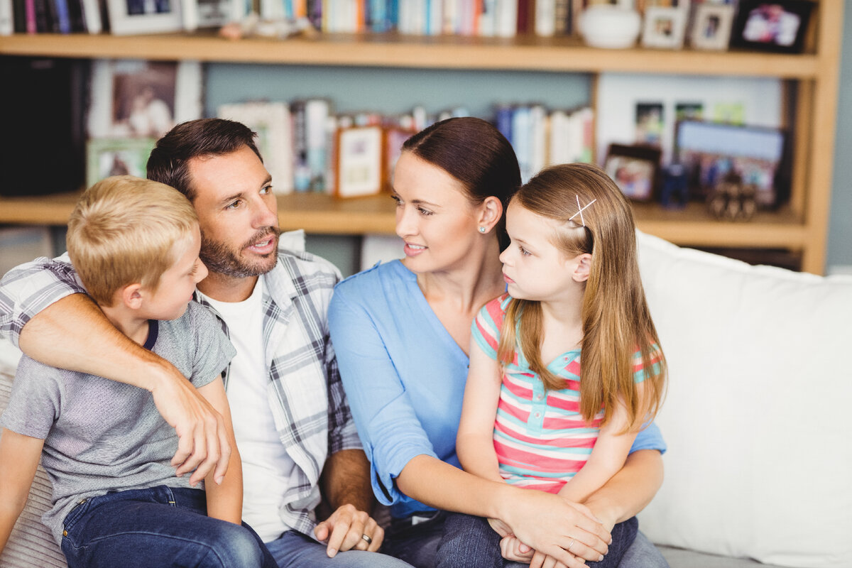 Годы живет родителями. Родители и дети. Общение родителей с детьми. Разговор в семье. Общение ребенка с родителями.