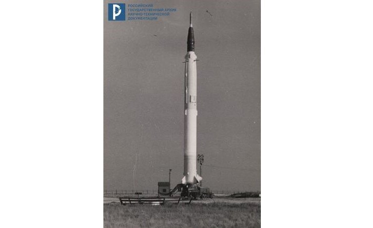 Ракета Р-5А на пусковой установке. Производится подпитка кислородом перед пуском. РГАНТД. Ф. 213. Оп. 1. Д. 2. Л. 4.