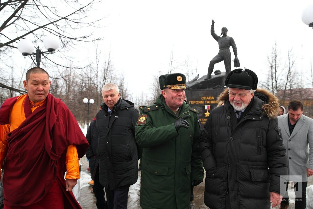 Кирилл Кулаков провел для почетных гостей небольшую экскурсию по вузу. Фото: © Михаил Захаров / «Татар-информ»