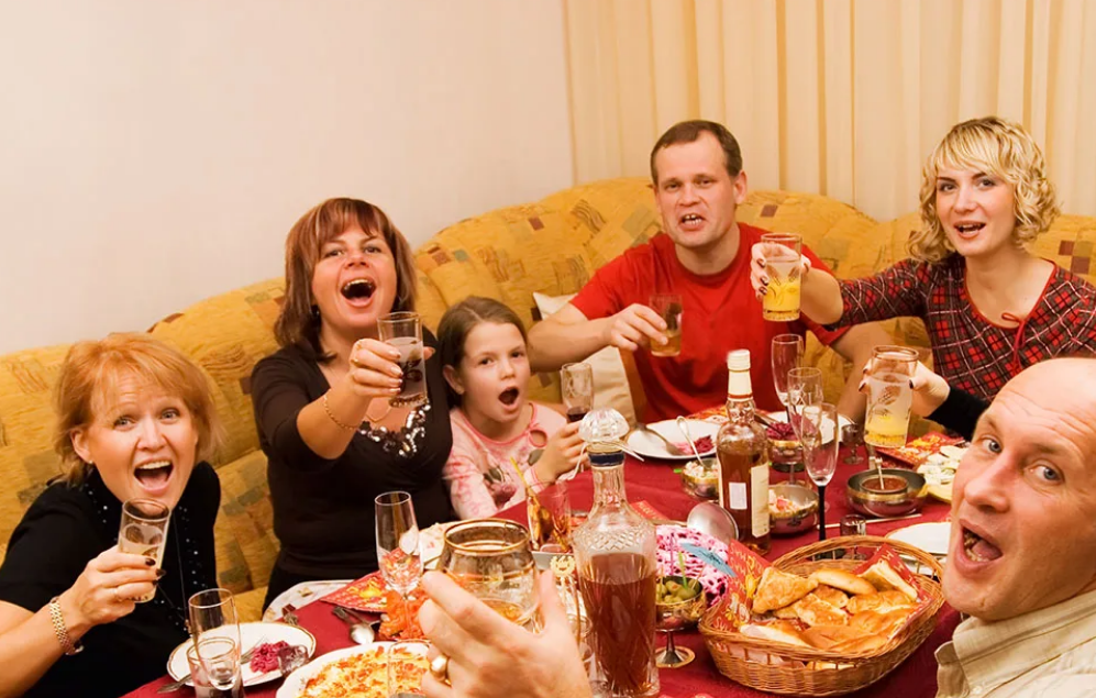 Ни родня. Возмущенные родственники. В гости к дальним родственникам. Мужчина с семьей 60 лет домашние фото. Дальние родственники в гостях минусы.