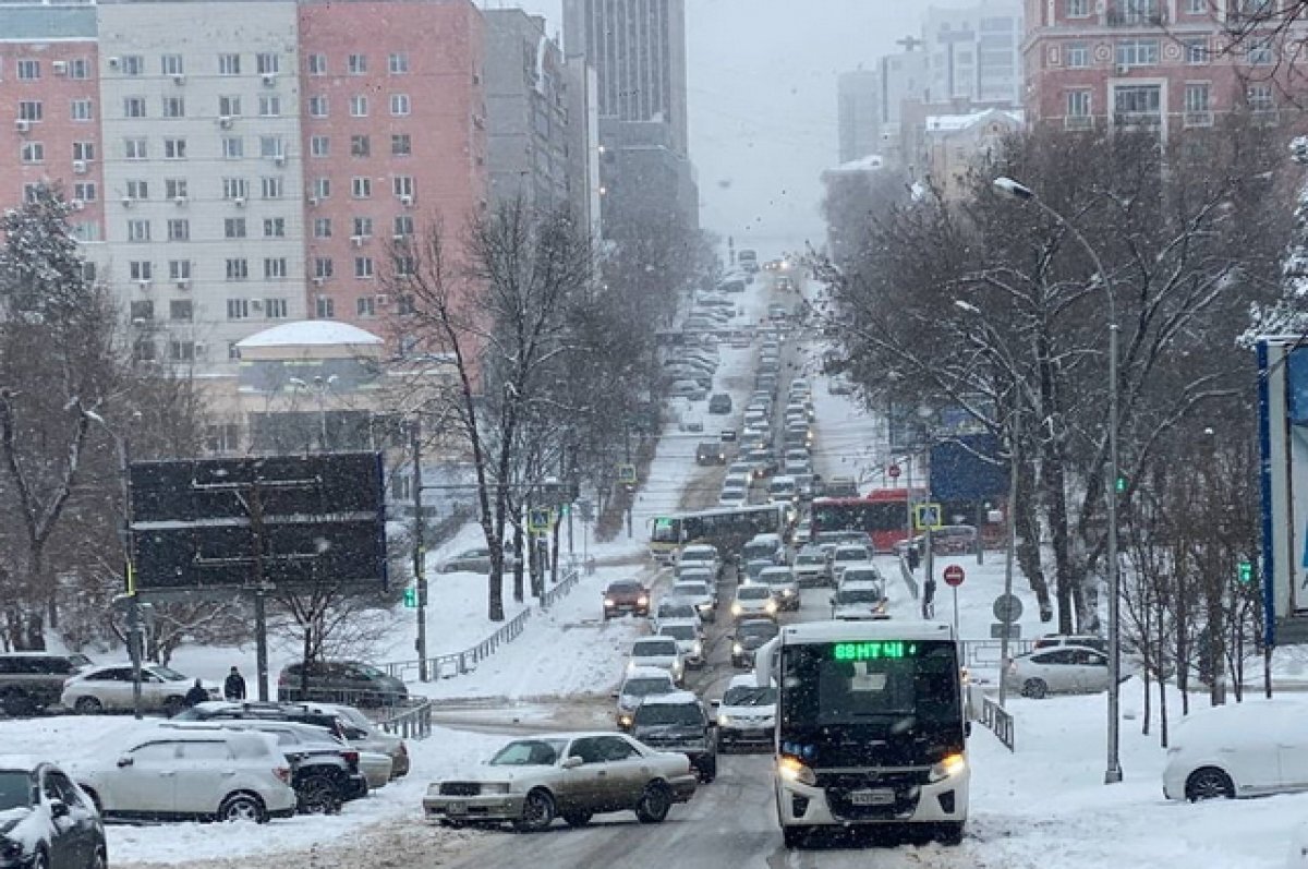    Хабаровск стоит в пробках из-за снега