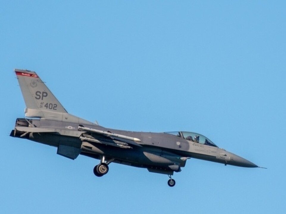    Politico: сенаторы США потребовали от Пентагона отправить истребители F-16 на Украину