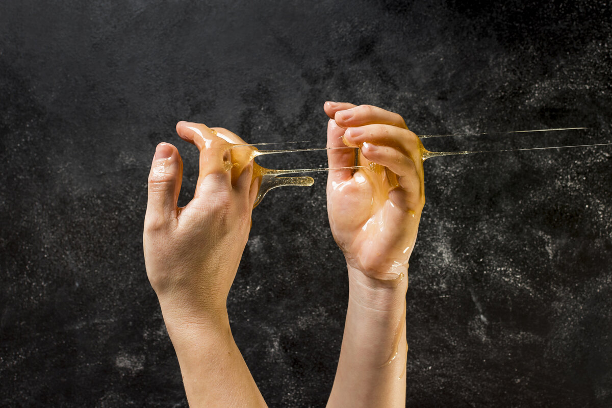 Мёд на руках. Изображение от Freepik.com