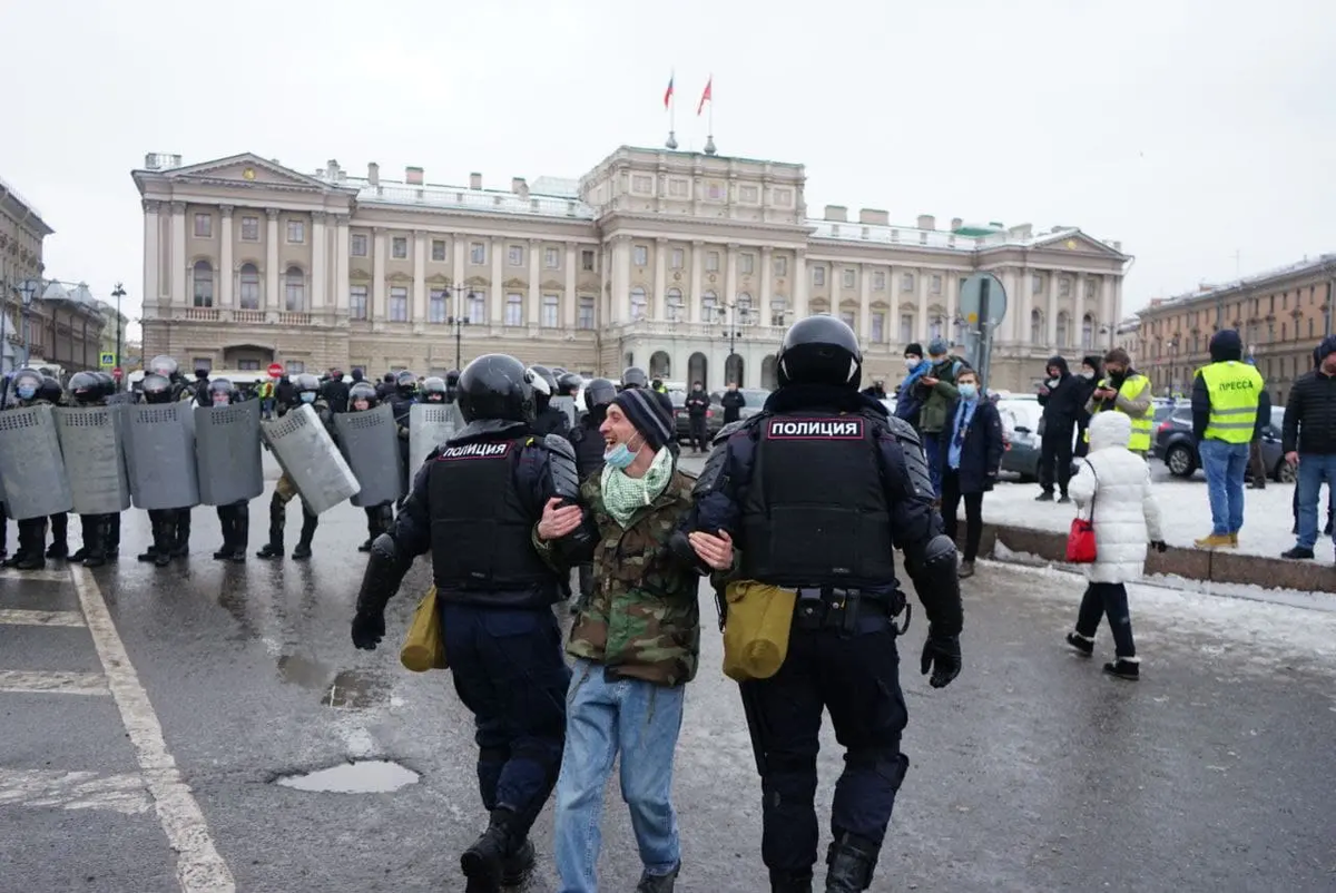 Преследование преступление. Митинг 21 апреля в Санкт-Петербурге. Митинги в России 2021 Санкт Петербург. Митинг 21 апреля 2021 СПБ. Митинги в Санкт-Петербурге сейчас.