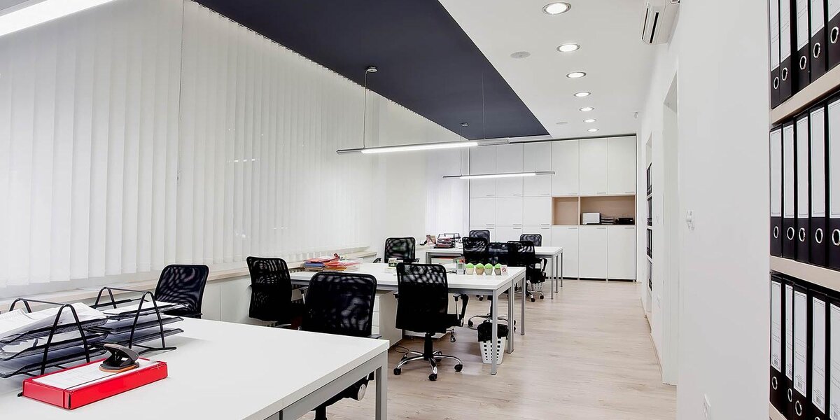 Натяжной потолок в офисе