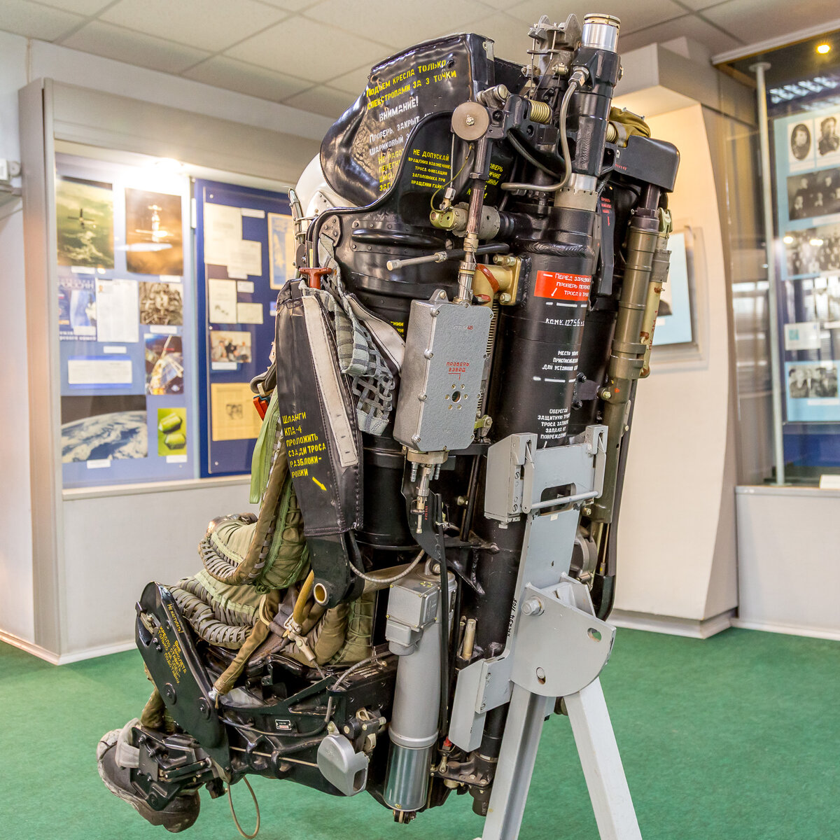 В одном из залов кировского музея К.Э. Циолковского, авиации и космонавтики, расположено катапультное кресло летчика.-2-3