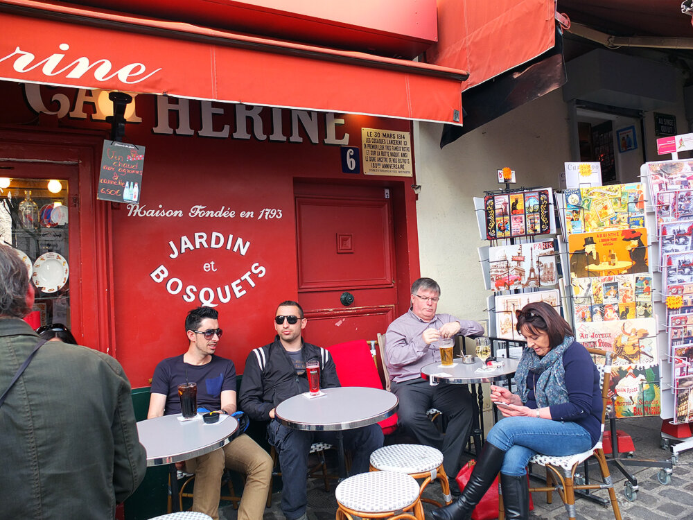 Кафе-бистро La mère Catherine, табличка в правом вер