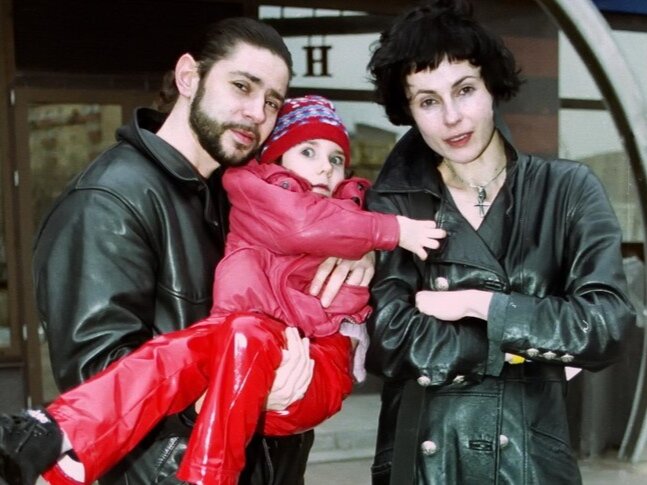 Даша в детстве с родителями. Фото: соцсети