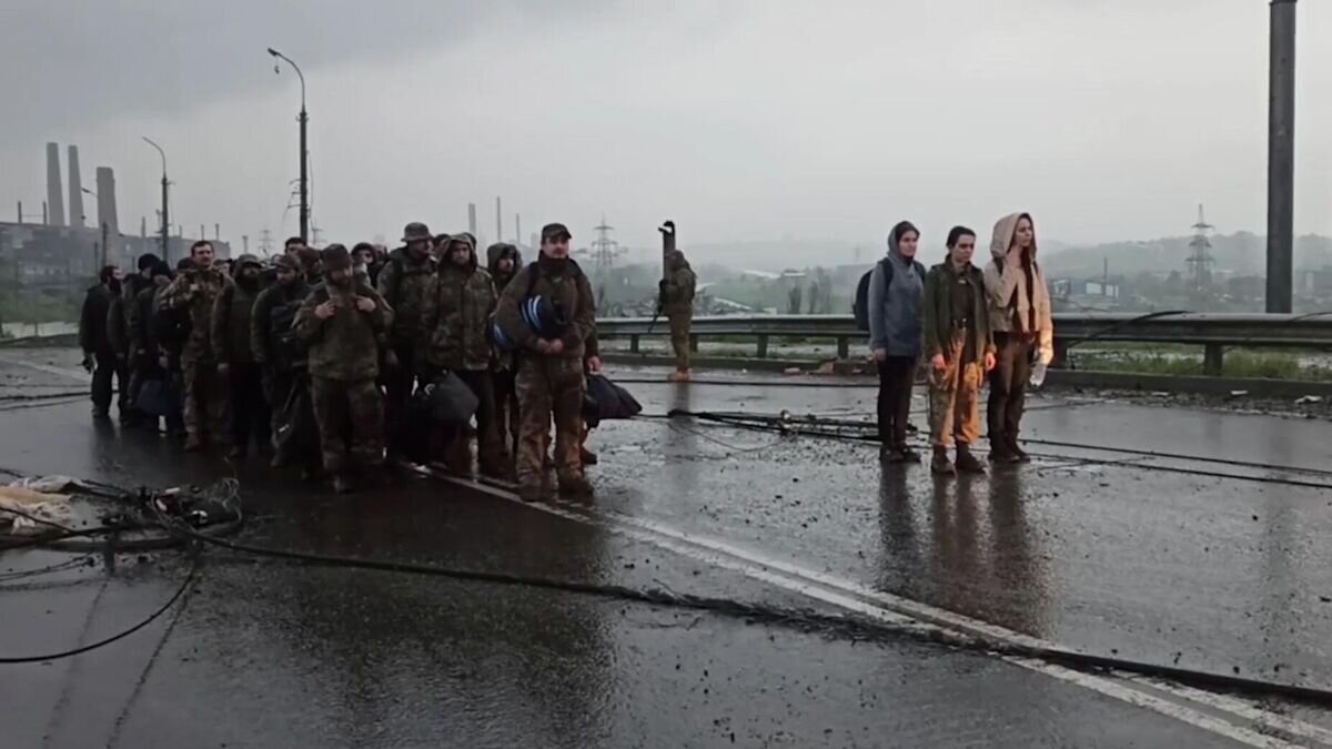    Продолжается выход пленных украинских боевиков с "Азовстали"© РИА Новости / Министерство обороны России