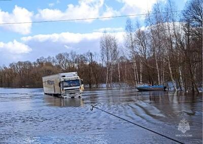 Водитель решил, что сможет проехать по подтопленному мосту. В итоге, утопил машину. Хорошо, что сам остался жив. Фото пресс-службы ГУ МЧС России по Рязанской области