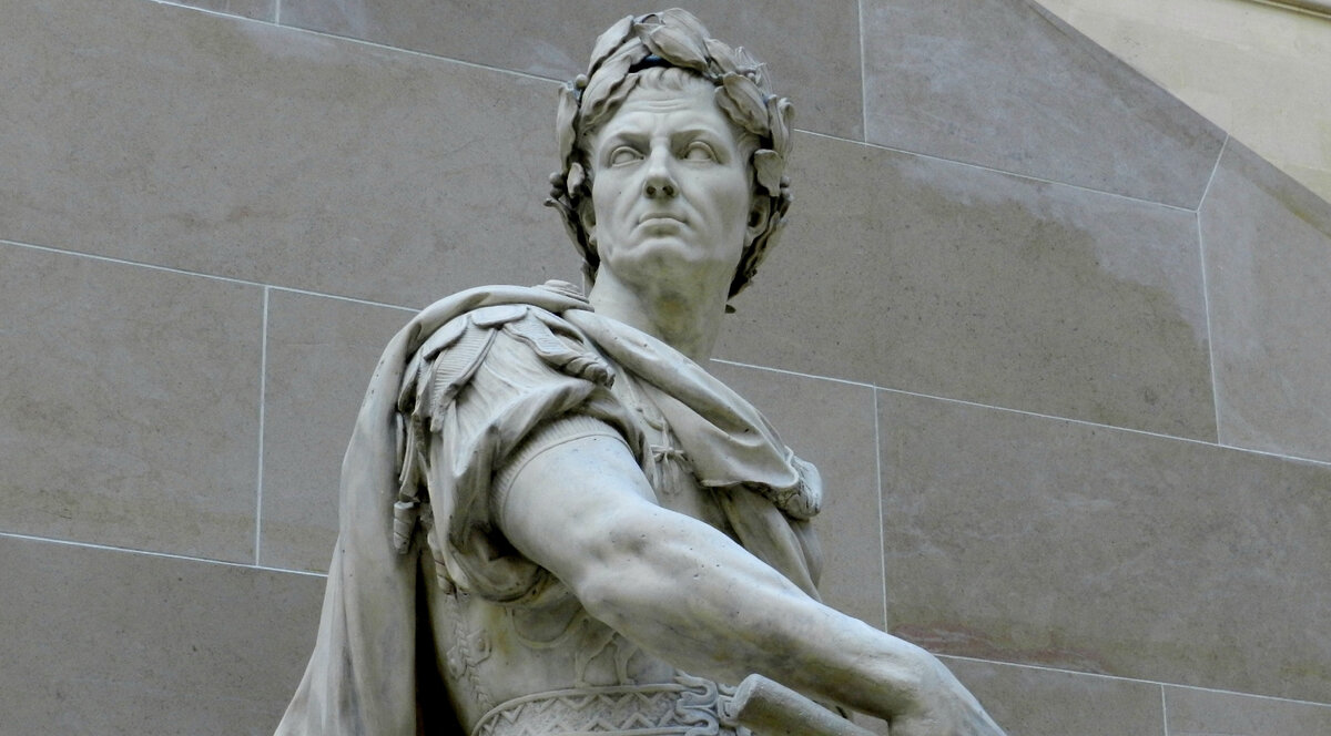 Статуя Цезаря в Лувре