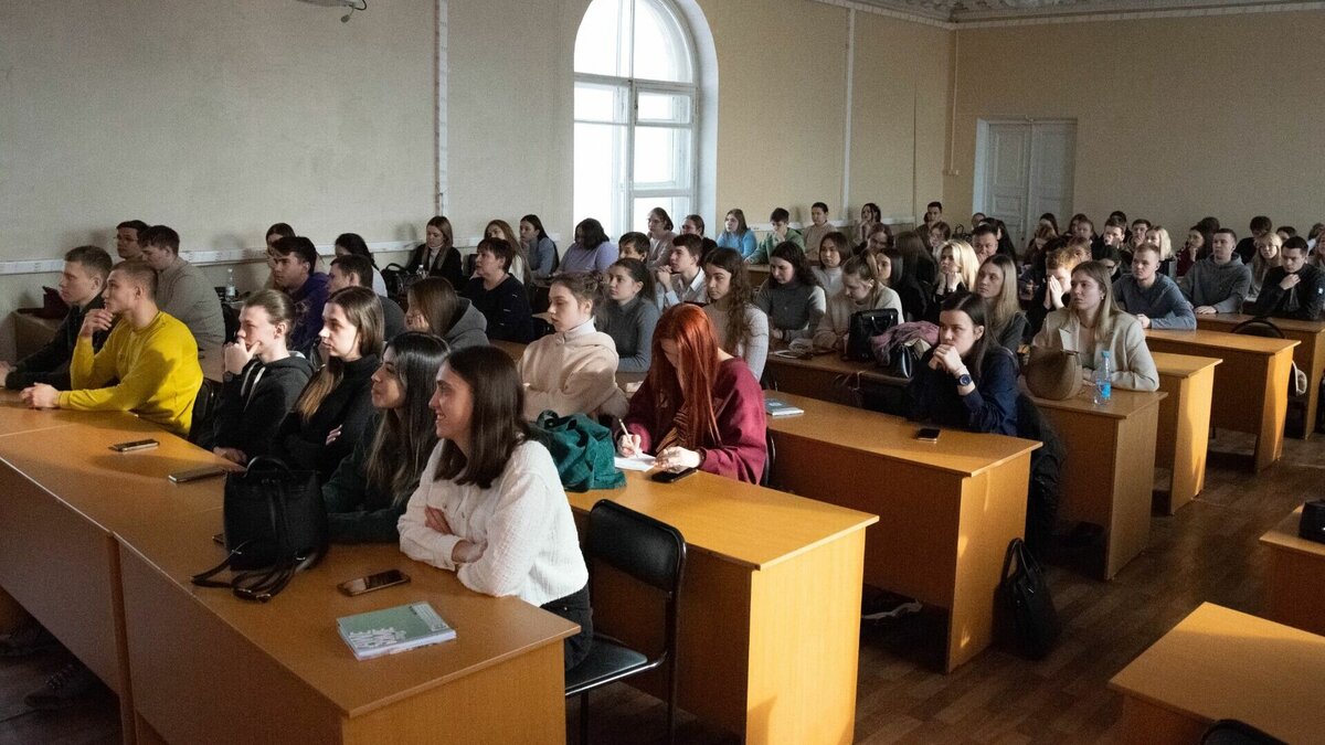     Подробное, яркое и насыщенное актуальной информацией выступление Ирины Серовой — директора «КРДВ — Хабаровск» вызвало значительный интерес не только у молодежи, но и у преподавателей. Они задали множество вопросов, ответы на которые значительно помогут выпускникам-управленцам в работе.