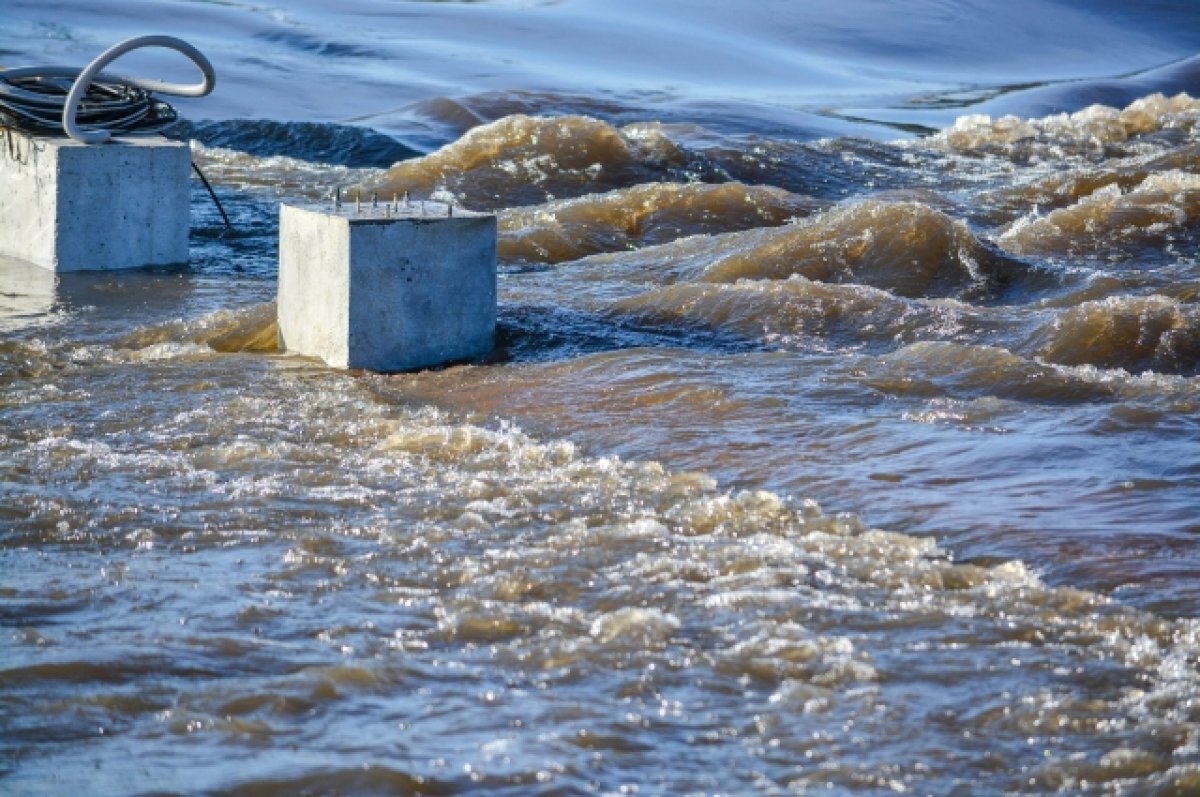    Подъезд омской многоэтажки затопило сточными водами