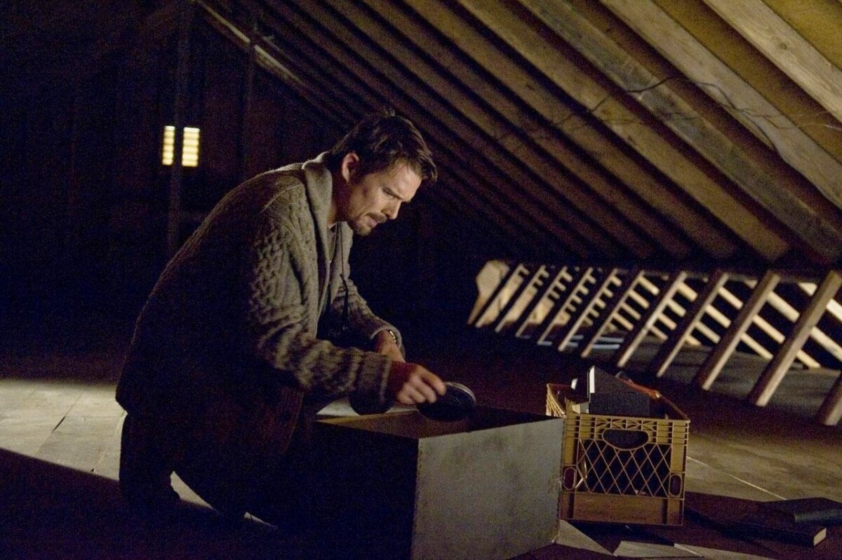 2012 год. КиноПоиск: 6.6. KinoOrel - 61/100. 

Ужасы. Режиссёр: Скотт Дерриксон. 

В ролях: Итан Хоук, Джульет Райлэнс. 