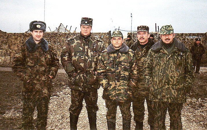 Мои единомышленники по военно-информационной работе. Среди них редактор боевой газеты 58 армии полковник Геннадий Алехин, мой заместитель полковник Александр Веклич.