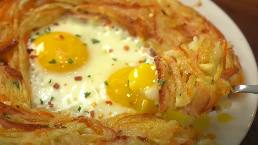 завтрак с картошкой. картофельный завтрак. завтрак с картошкой. быстрый завтрак из яиц. картофельный завтрак.