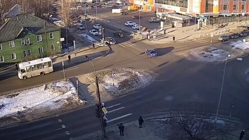     Момент смерти мужчины возле торгового центра в Петрозаводска зафиксировала камера наружного наблюдения, видеозапись опубликована в городском сообществе в соцсети.