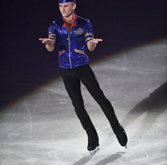    Матвей Ветлугин повторил номер в образе стюардессы. Фото: Михаил Фролов. КП