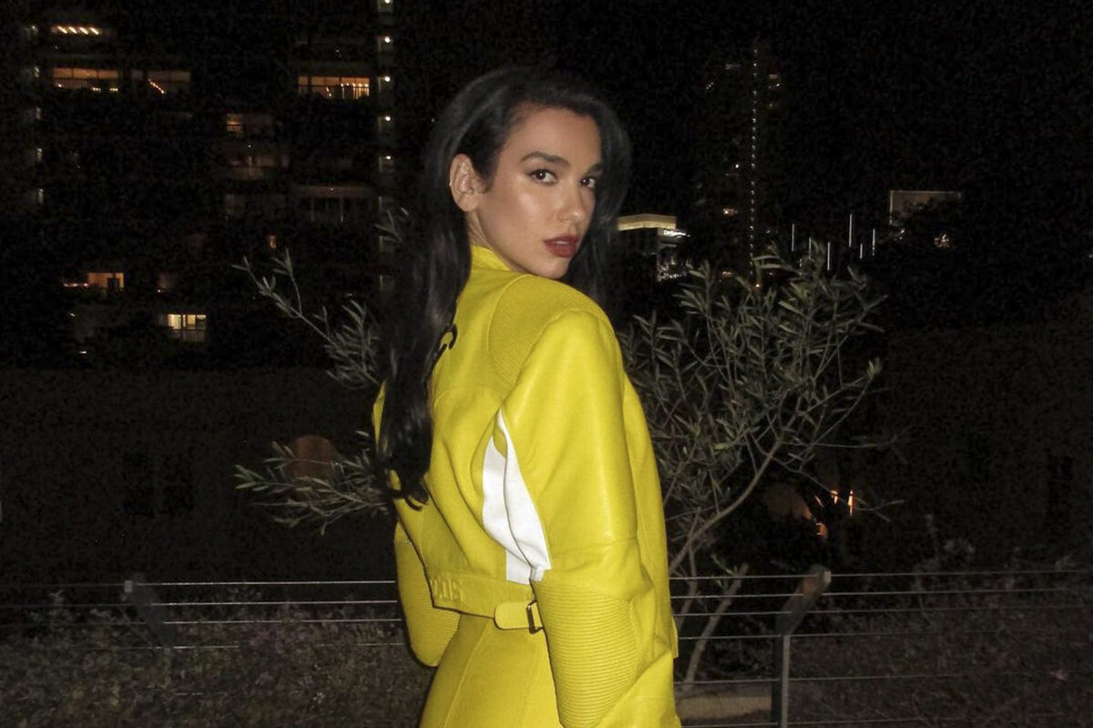     Дуа Липа демонстрирует, как вписать перчатки в повседневный образ