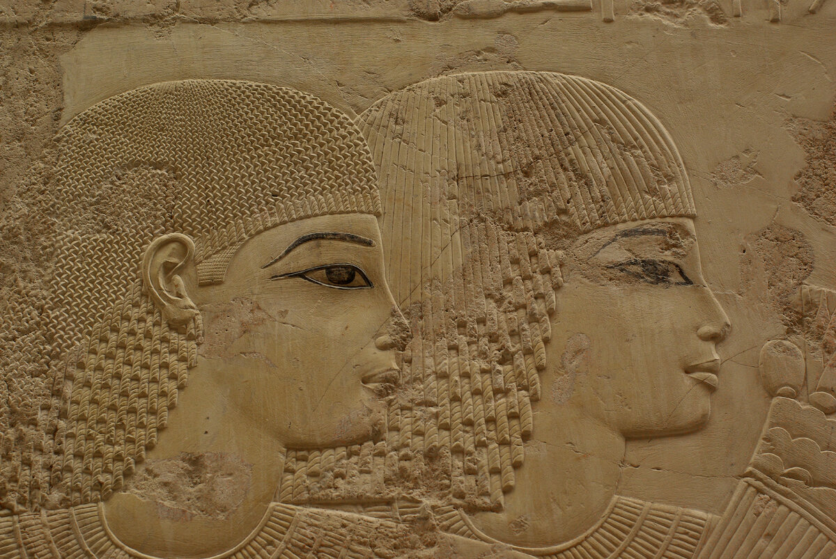 Это уникальная гробница. Вельможа, для которого её создавали, жил при Эхнатоне - фараоне-еретике, который попытался утвердить культ Атона. Гробница уникальна не только красотой сохранившихся рельефов, но и информативностью. Ода стена гробницы ещё выравнивалась и шлифовалась. На другой вырезаны барельефы. На некоторых лицах древний художник нарисовал глаза. На одной стене нарисована похоронная процессия вельможи. Его родственники плачут, слуги несут утварь, которая будет уложена в его гробницу, плакальщицы оплакивают умершего. В верхнем регистре видны салазки, на которых тащат саркофаг с его телом в гробницу. Ещё на одной стене художники уже начали вырезать барельефы и тут остались следы сетки-разбивки и прорисованные эскизы иностранных делегаций, приехавших поклониться Эхнатону. 