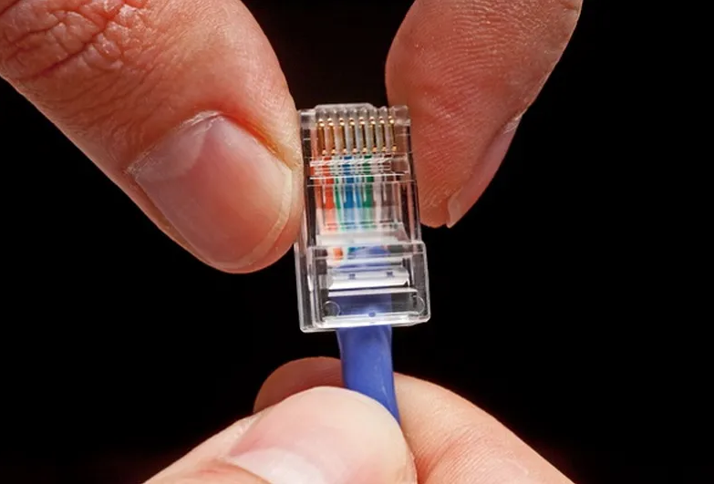 Как починить провод интернета. Rj45 обжим отверткой. Коннектор rj45 снятие. Интернет наконечник обжать. Коннектор витой пары на экселлер.