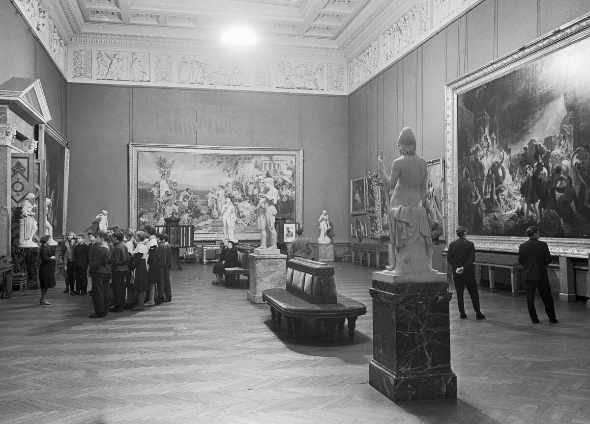    Первая экспозиция, которую увидели посетители музея в 1898 году, располагалась в 37 залах на первом и втором этажах. Всего в то время в музее насчитывалось порядка 445 картин, около 100 скульптур, более 980 графических листов и примерно 5 тыс. памятников старины / РИА Новости