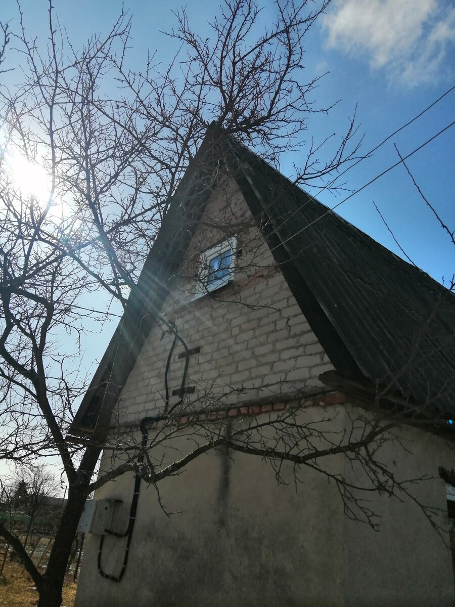 На улицу смотрит мааааленькое окошко. Фото автора. 