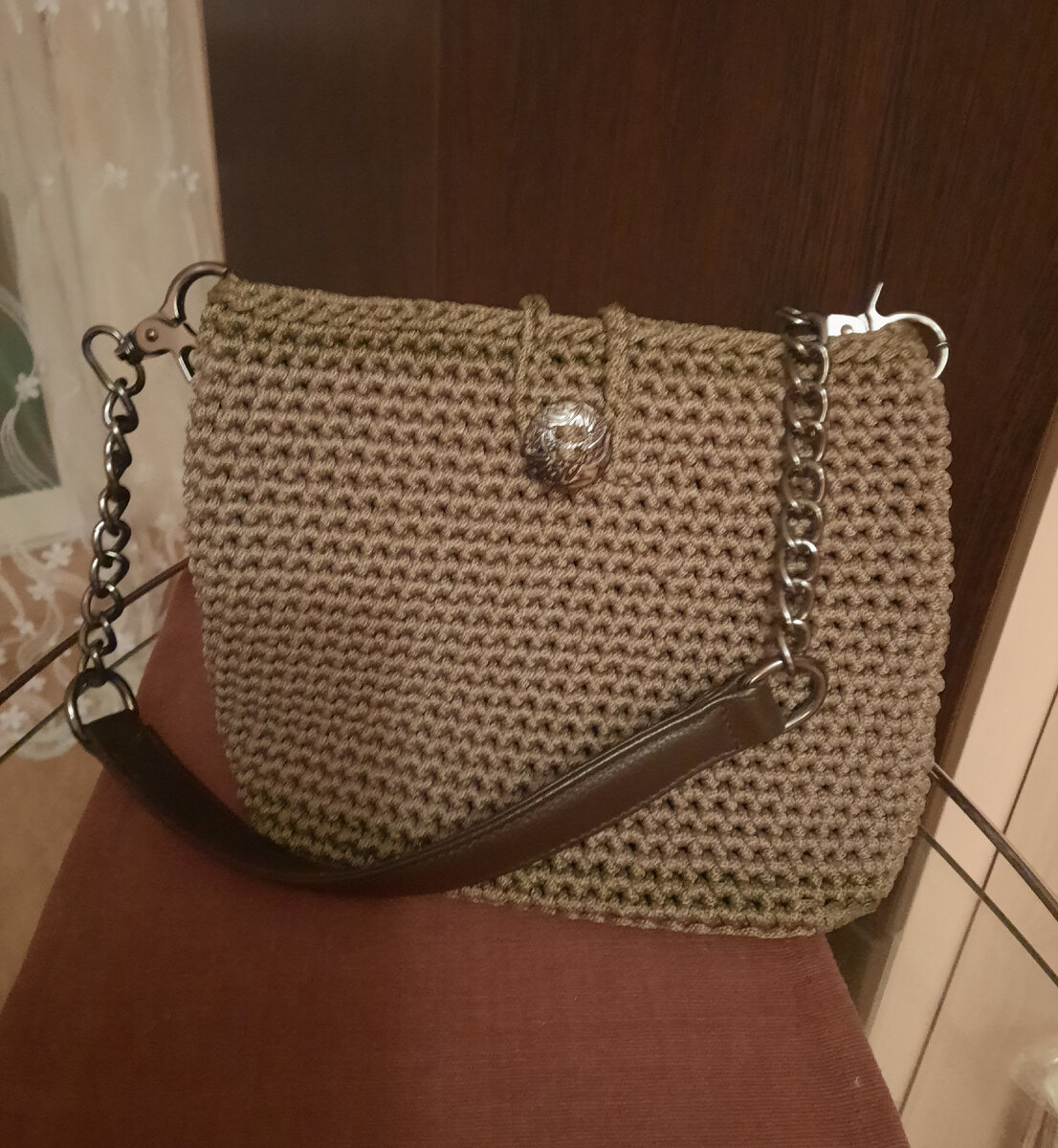 Серо-коричневая повседневная сумка с застежкой на пуговицу из черненого металла 