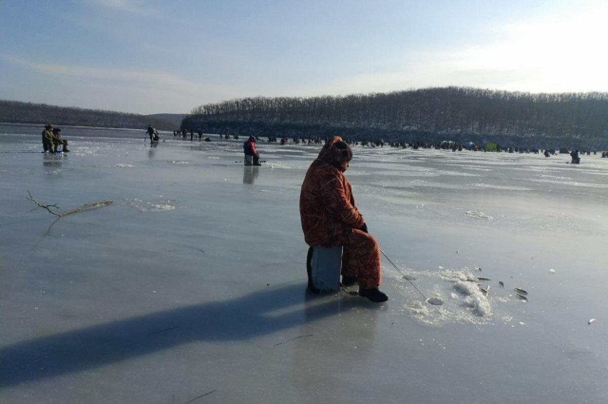    Плечом к плечу:тысячи рыбаков повалили на тонкий лед, десятки проваливаются